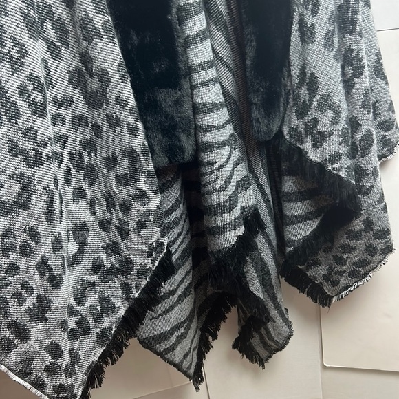 FAUX Fur Trim Open Front Vintage\Retro Inspired Pancho Cape Soft Warm One Size - Picture 14 of 16